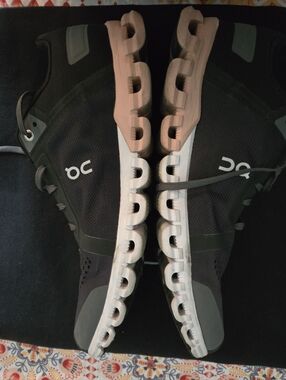 On Running Cloud Sneakers 9.5